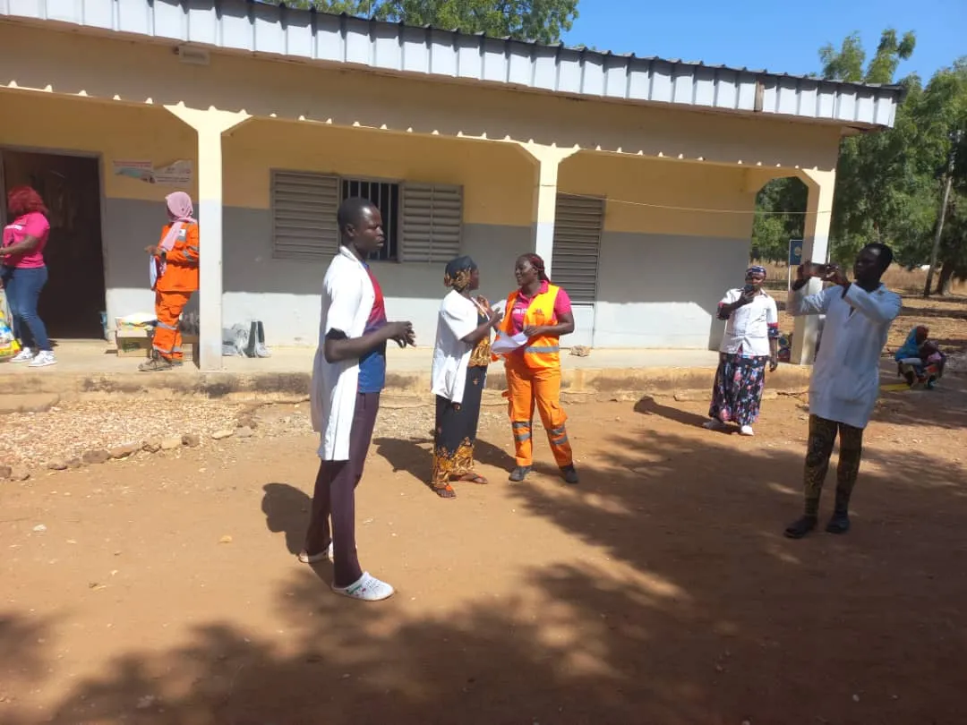 Remise de dons de la Cimentière Figuil au Centre de santé de Biou