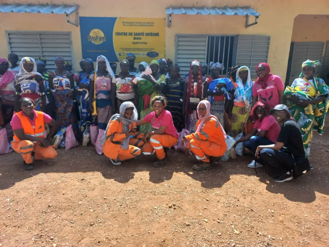 Remise de dons de la Cimentière Figuil au Centre de santé de Biou