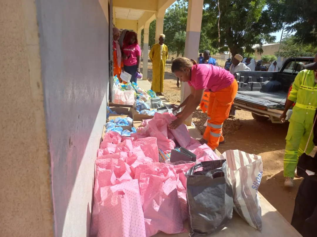 Remise de dons de la Cimentière Figuil au Centre de santé de Biou