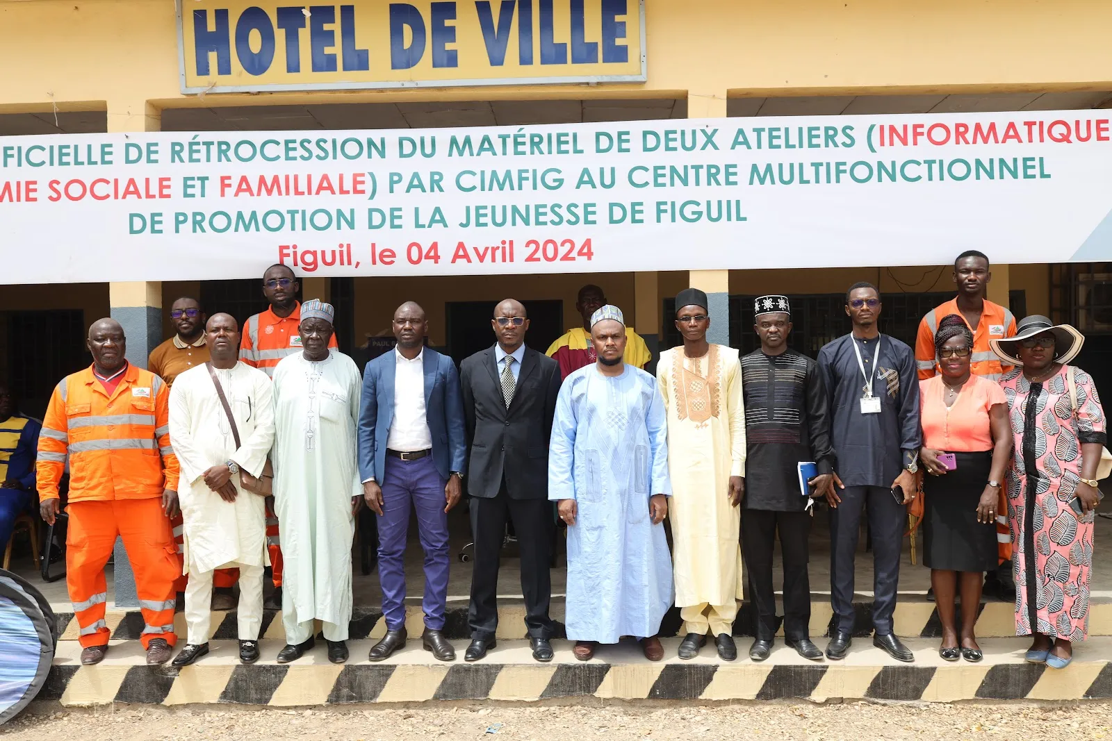 CIMENCAM Figuil a équipé deux ateliers ( informatique et économie sociale et familiale) du Centre Multifonctionnel et de Promotion de la jeunesse de Figuil