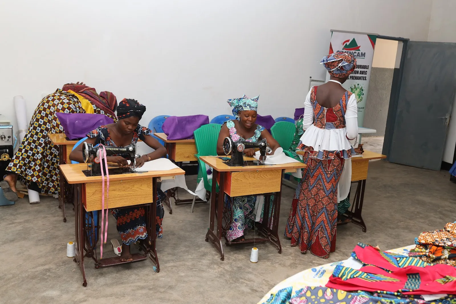 CIMENCAM Figuil a équipé deux ateliers ( informatique et économie sociale et familiale) du Centre Multifonctionnel et de Promotion de la jeunesse de Figuil