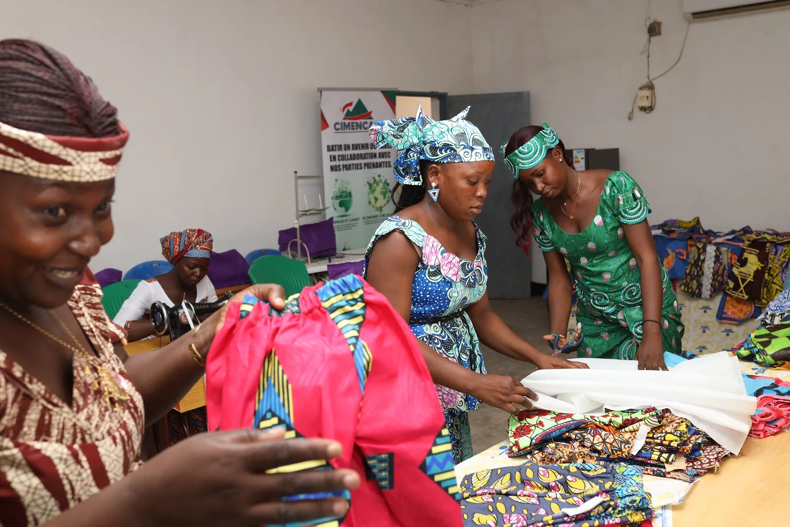 CIMENCAM Figuil a équipé deux ateliers ( informatique et économie sociale et familiale) du Centre Multifonctionnel et de Promotion de la jeunesse de Figuil