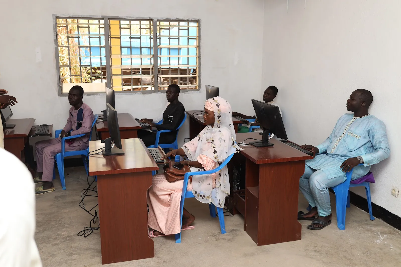 CIMENCAM Figuil a équipé deux ateliers ( informatique et économie sociale et familiale) du Centre Multifonctionnel et de Promotion de la jeunesse de Figuil
