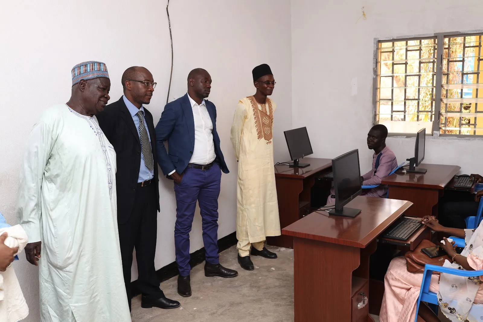 CIMENCAM Figuil a équipé deux ateliers ( informatique et économie sociale et familiale) du Centre Multifonctionnel et de Promotion de la jeunesse de Figuil