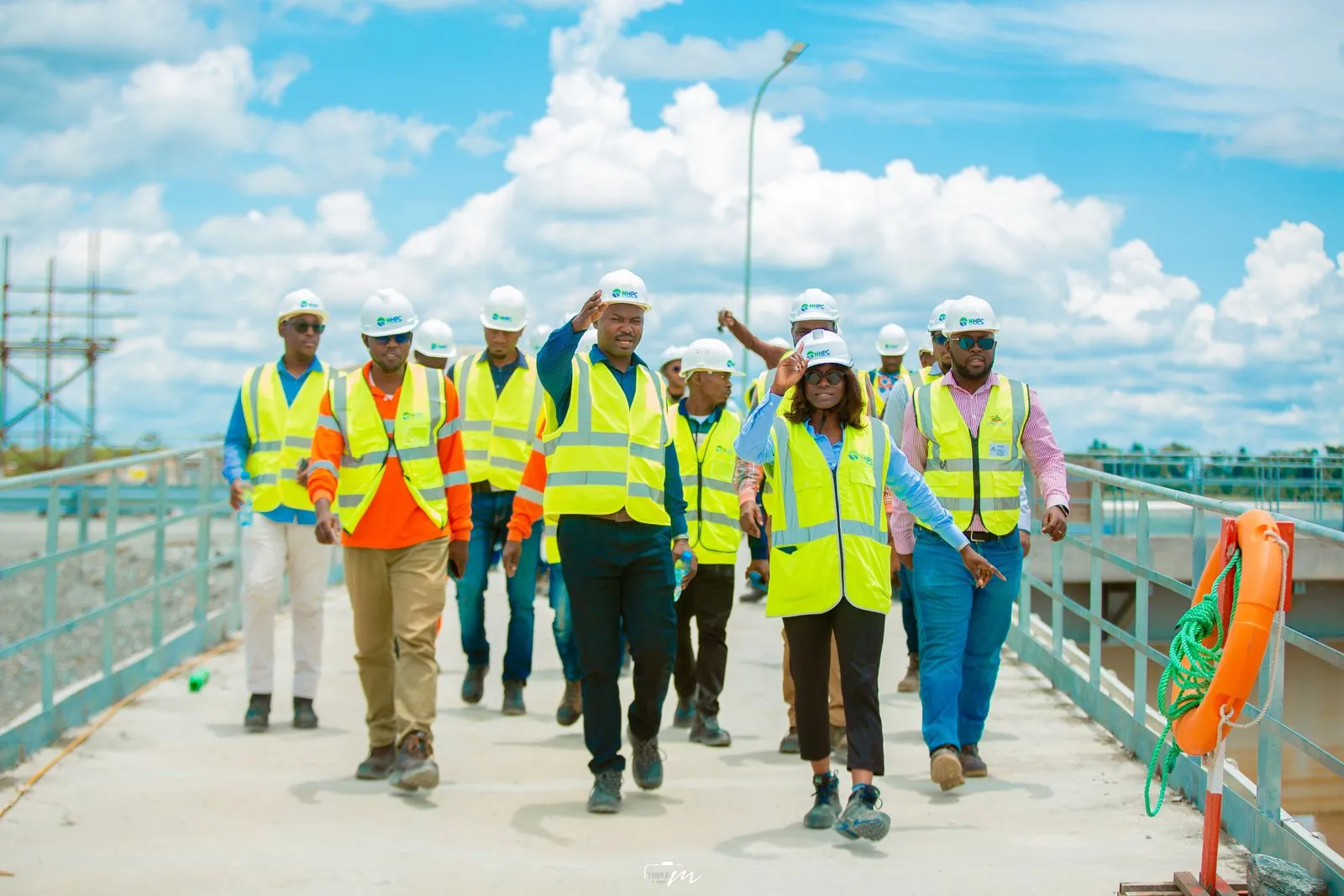 une-delegation-de-cimencam-en-visite-sur-le-site-du-barrage-de-nachtigal4.jpeg