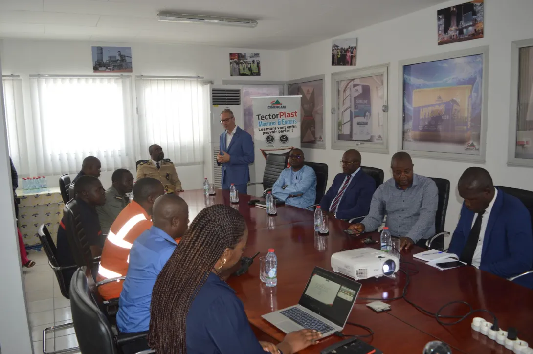 visite-de-prise-de-contact-du-sous-prefet-de-larrondissement-de-douala-iv-1.jpg