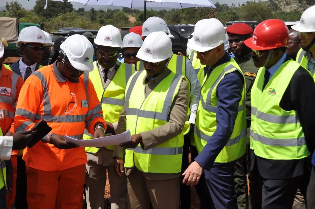 visite-du-ministre-des-mines-et-du-developpement-technologique-a-la-carriere-de-bidzar-et-sur-le-site-de-construction-de-la-nouvelle-ligne-de-production-de-clinker-et-de-ciment-a-figuil-1.jpg