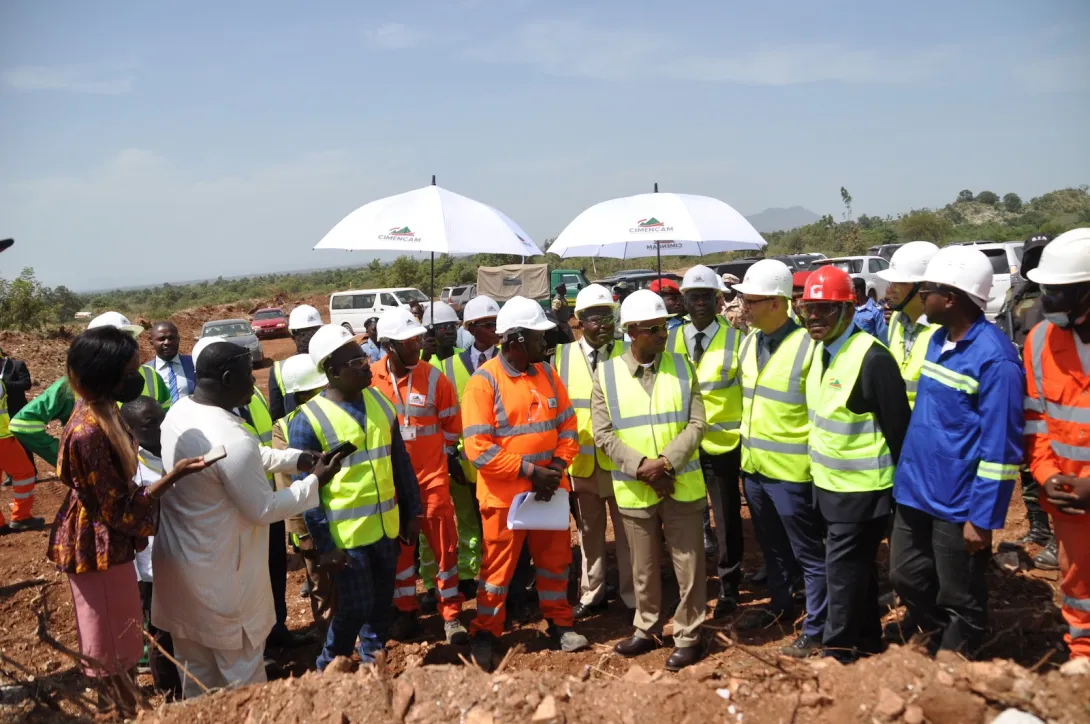 visite-du-ministre-des-mines-et-du-developpement-technologique-a-la-carriere-de-bidzar-et-sur-le-site-de-construction-de-la-nouvelle-ligne-de-production-de-clinker-et-de-ciment-a-figuil-3.jpg